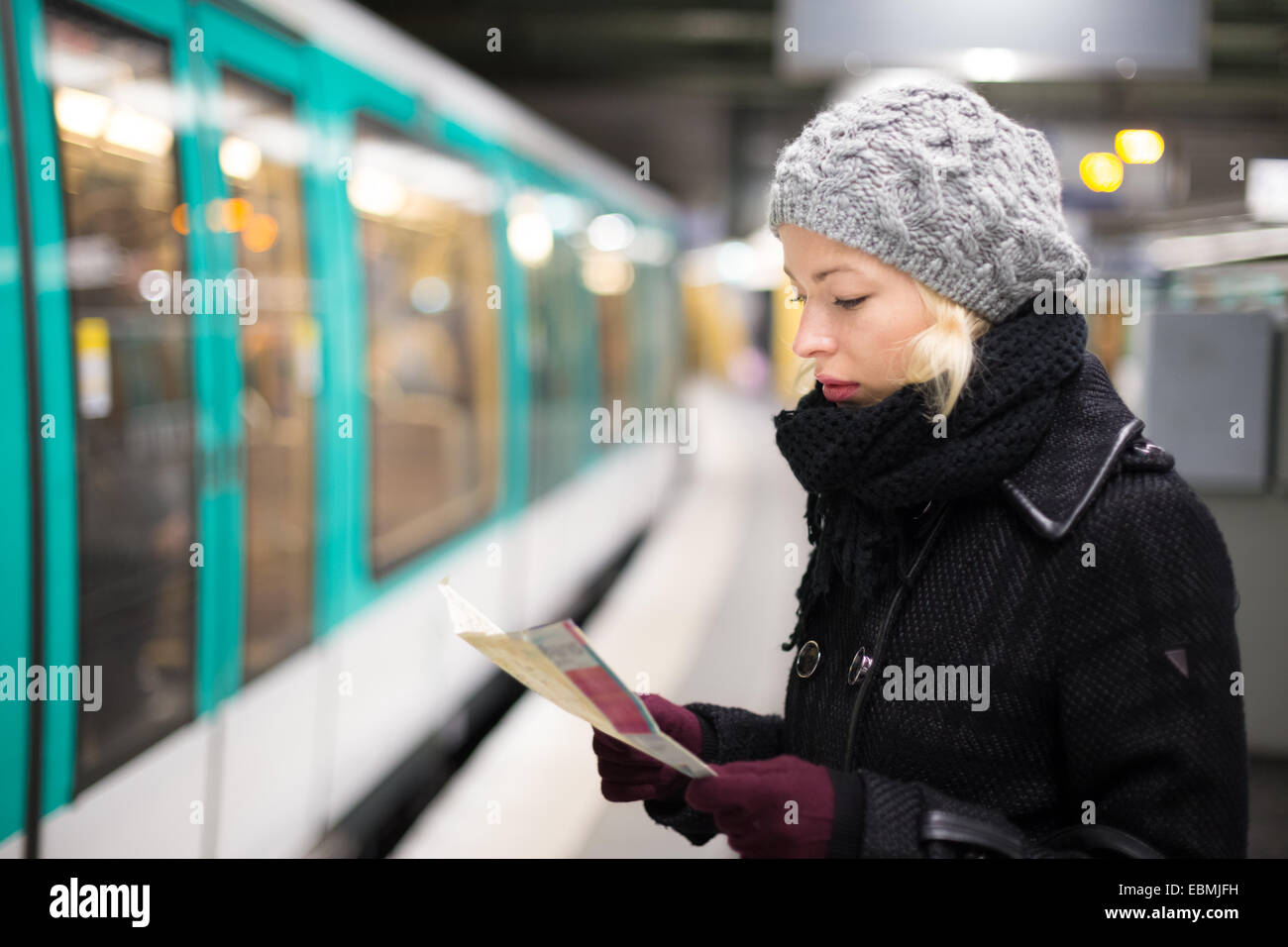 Signora in attesa sulla stazione della metropolitana piattaforma. Foto Stock