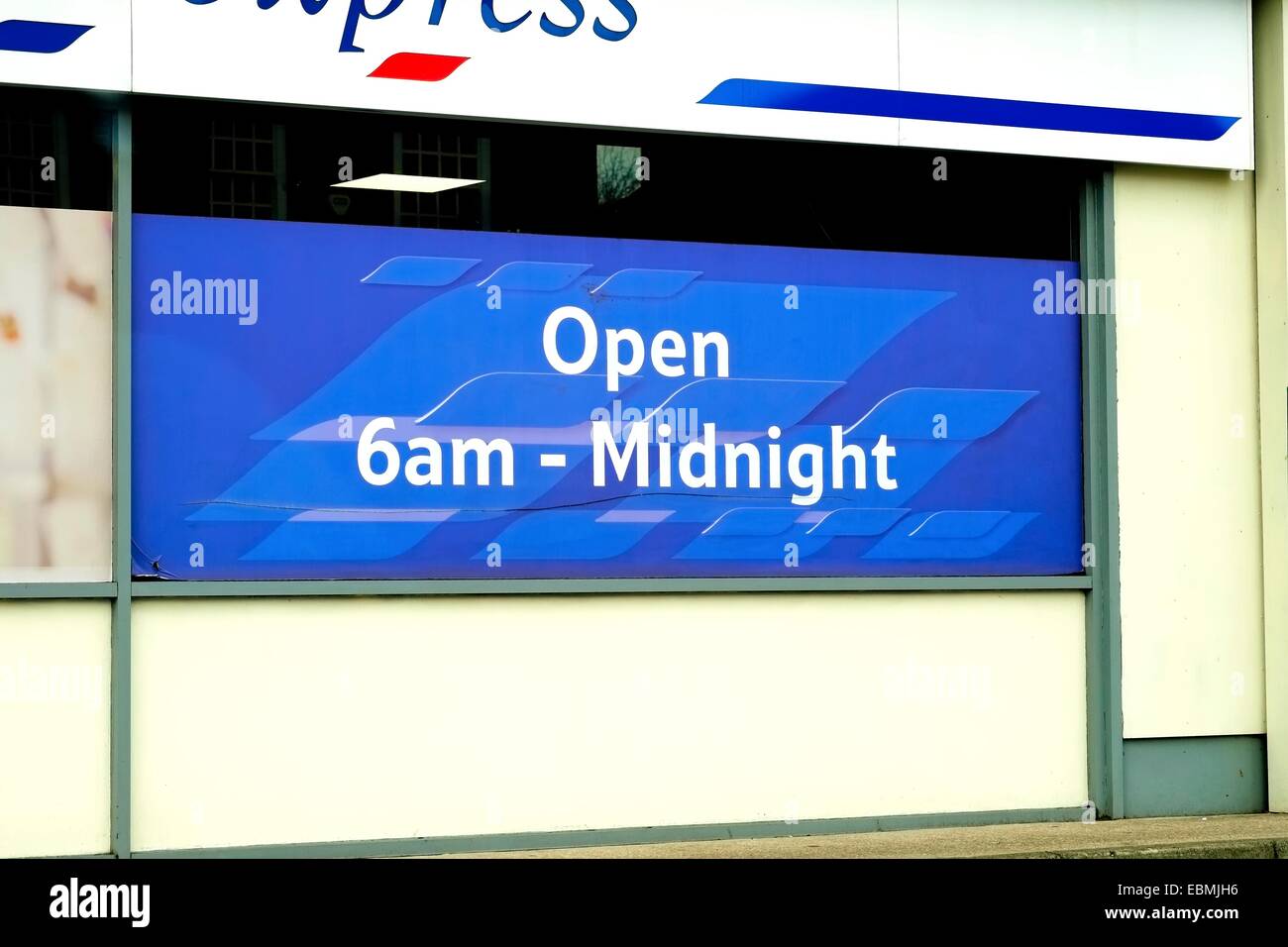 Tesco Express aperto dalle 6 del mattino fino a mezzanotte England Regno Unito Foto Stock
