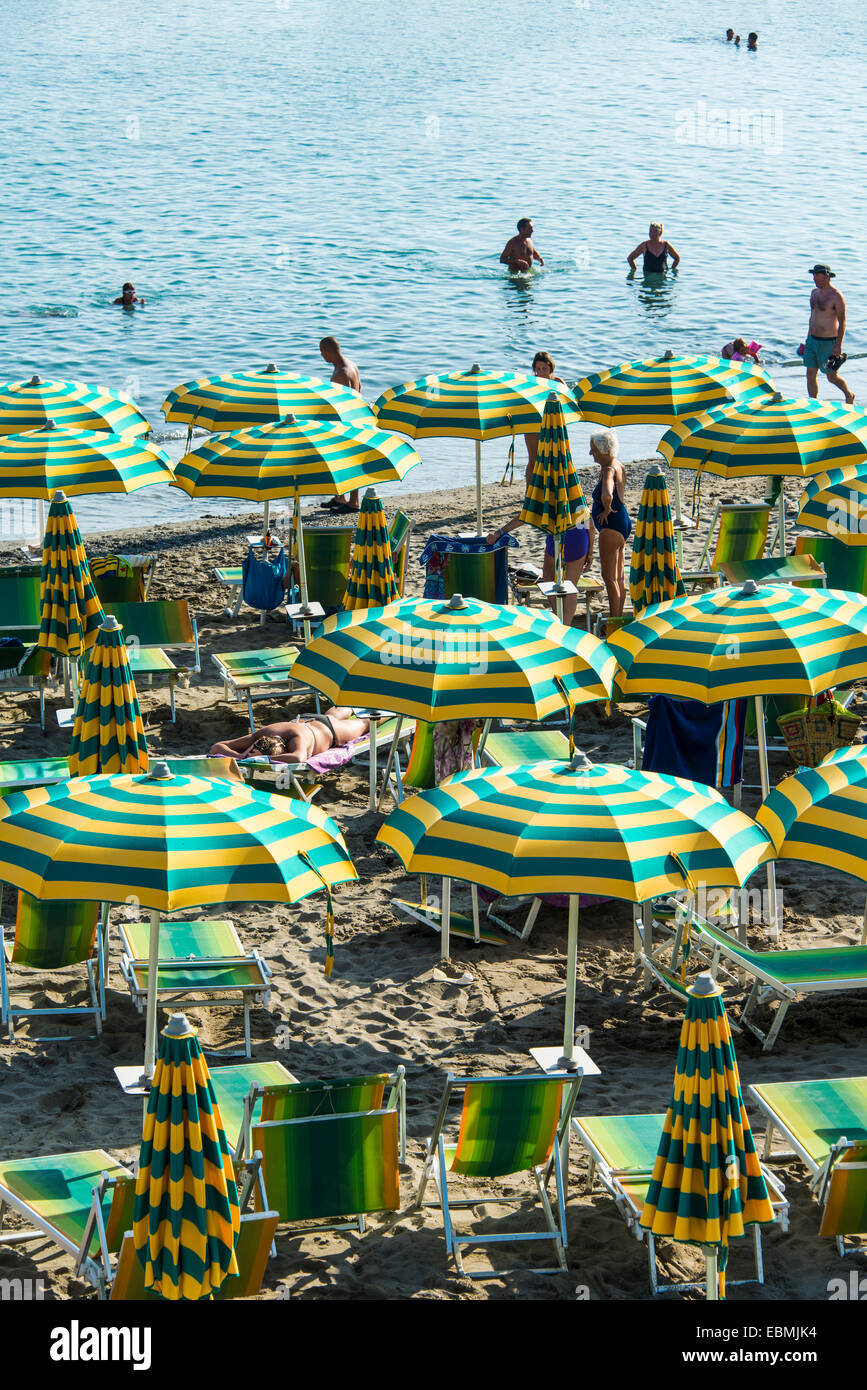 File di ombrelloni sulla spiaggia, Sestri Levante, Liguria, Italia, Europa  Foto stock - Alamy