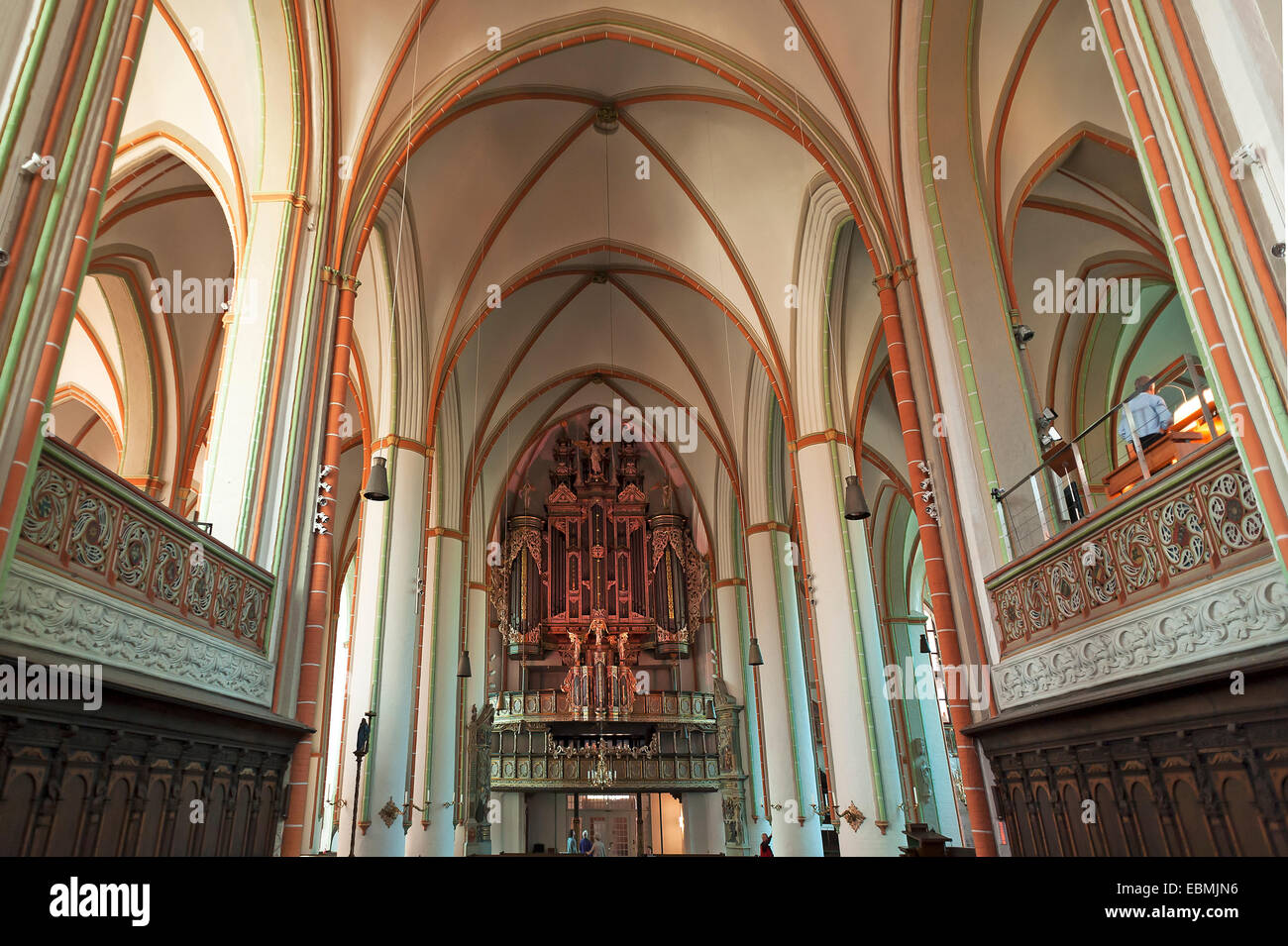 Il soffitto a volta con grande organo barocco, costruita nel 1553, San Giovanni, da 1289 a 1470, Lüneburg, Bassa Sassonia, Germania Foto Stock