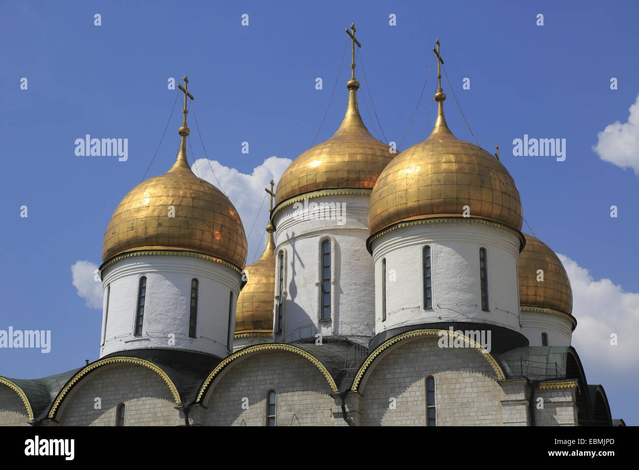 Le cupole della cattedrale della Dormizione al Cremlino, Moskau, Russia Foto Stock