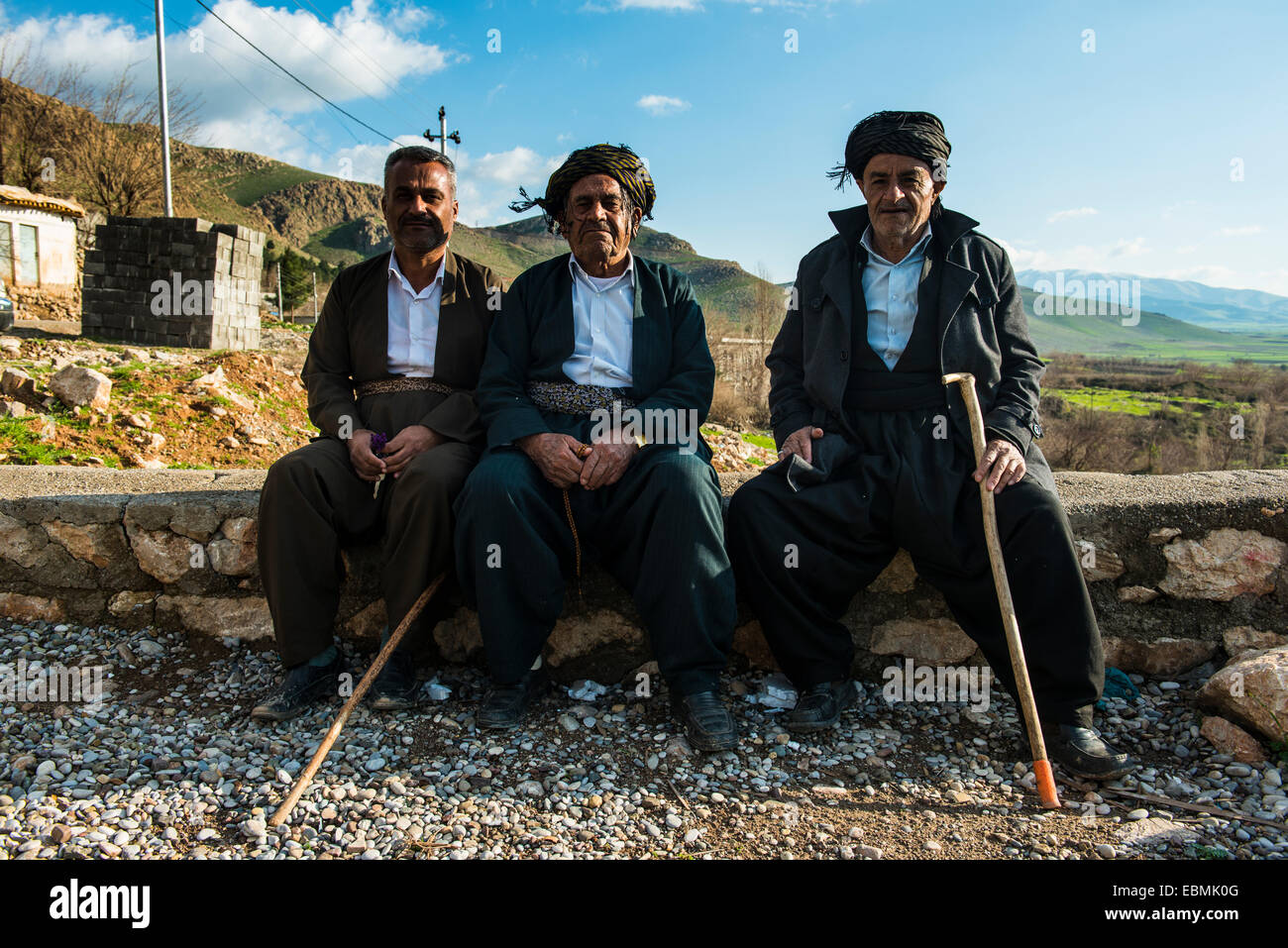 Uomini curda seduto su una parete, Ahmed Awa, Kurdistan iracheno, Iraq Foto Stock