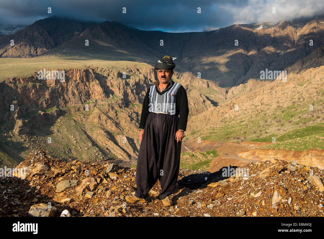 Pastore curdo in piedi sul bordo di un canyon sopra a destra Ahmed Awa, Ahmed Awa, Kurdistan iracheno, Iraq Foto Stock