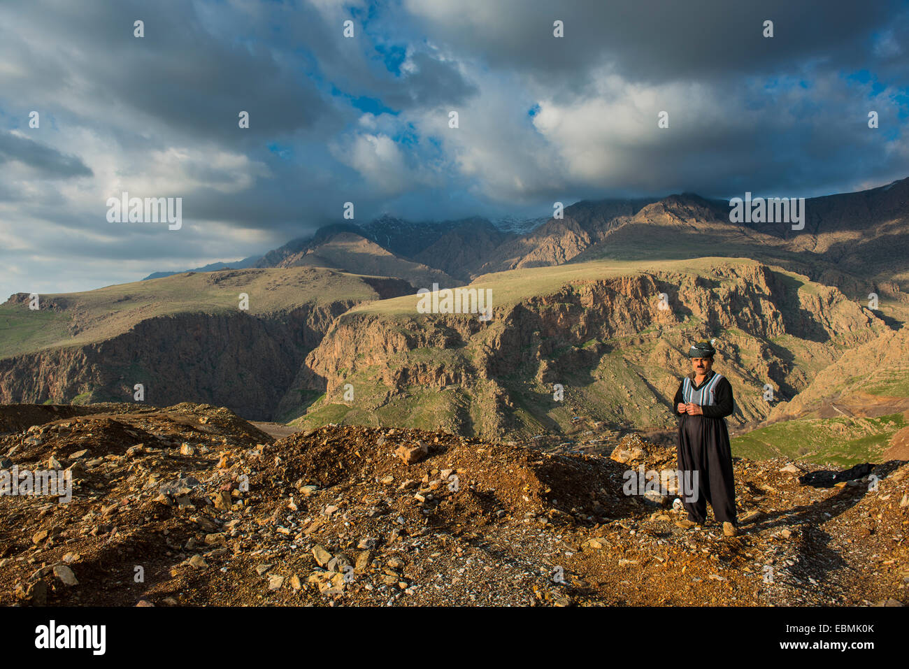 Pastore curdo in piedi sul bordo di un canyon sopra a destra Ahmed Awa, Ahmed Awa, Kurdistan iracheno, Iraq Foto Stock