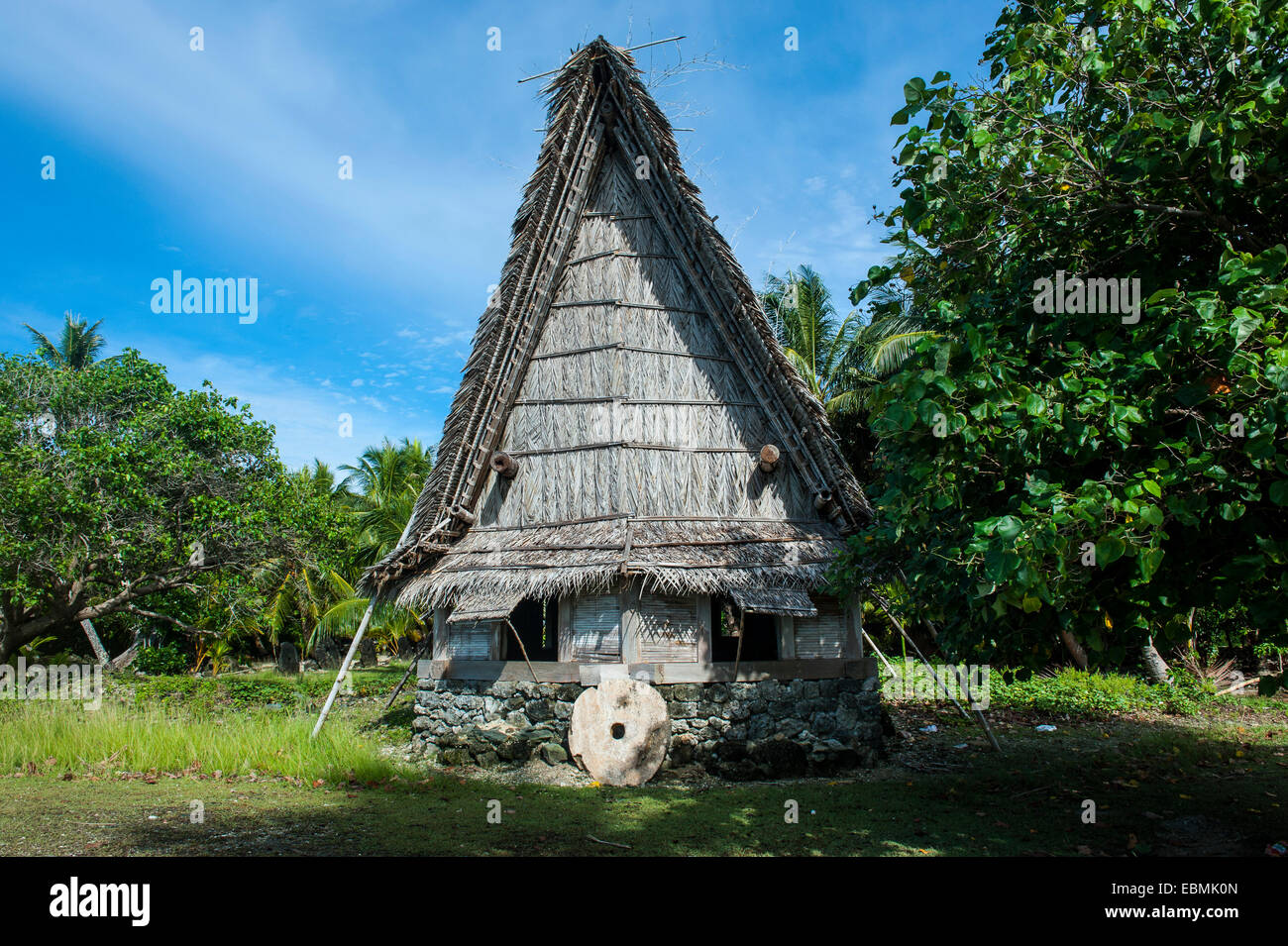 Tradizionale capanna con il tetto di paglia, Yap Island, Isole Caroline, Stati Federati di Micronesia Foto Stock