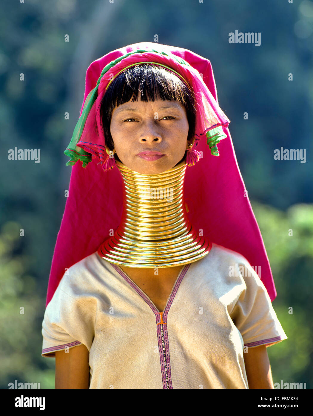 A collo lungo donna Padaung tribù di montagna, noto anche come le donne giraffa, indossando gli anelli dei collari, provincia di Chiang Rai Foto Stock