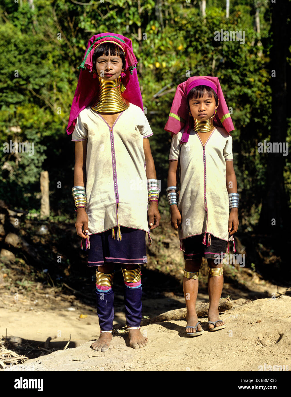 A collo lungo la donna e una ragazza del Padaung tribù di montagna, noto  anche come le donne giraffa, indossando gli anelli dei collari, provincia  di Chiang Rai Foto stock - Alamy