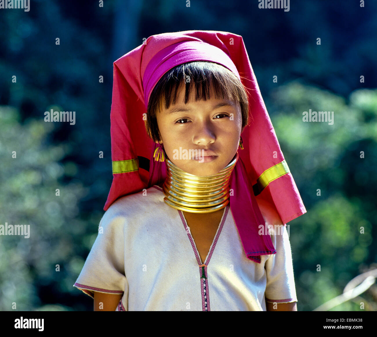 La ragazza del Padaung tribù di montagna, noto anche come le donne giraffa, indossando gli anelli dei collari, provincia di Chiang Rai, la Thailandia del Nord Foto Stock