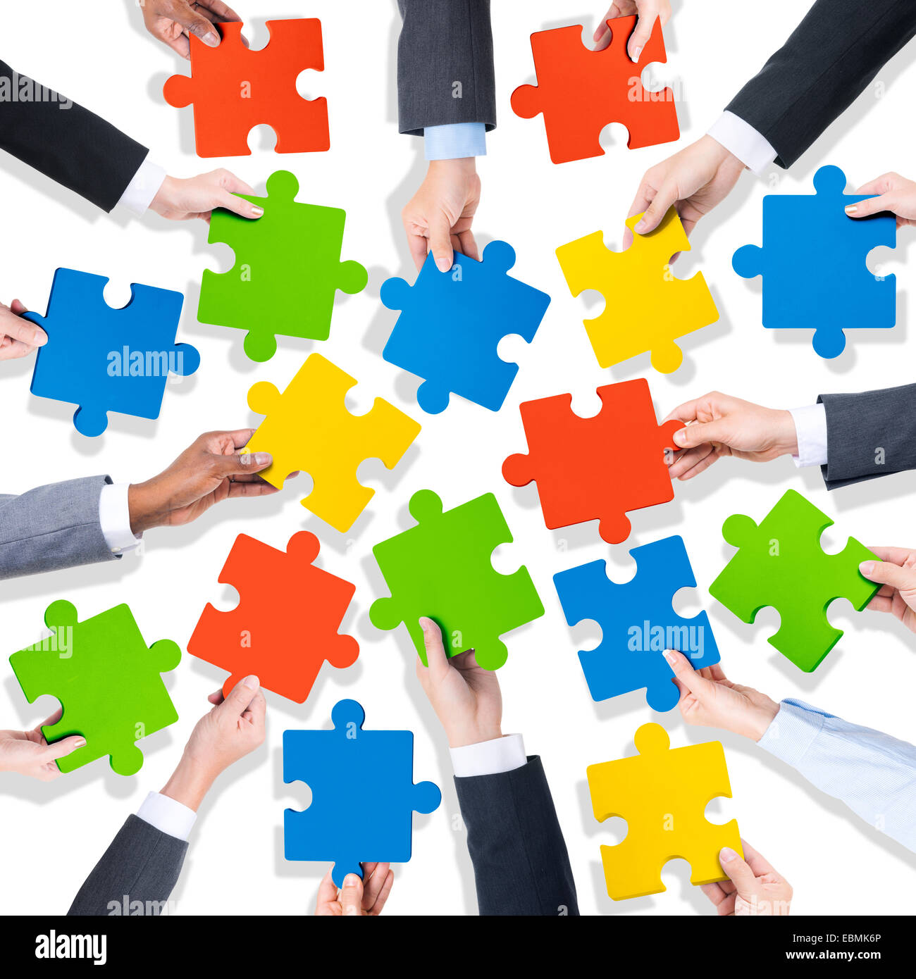 Gruppo di mani tenendo colorati pezzi di puzzle Foto Stock