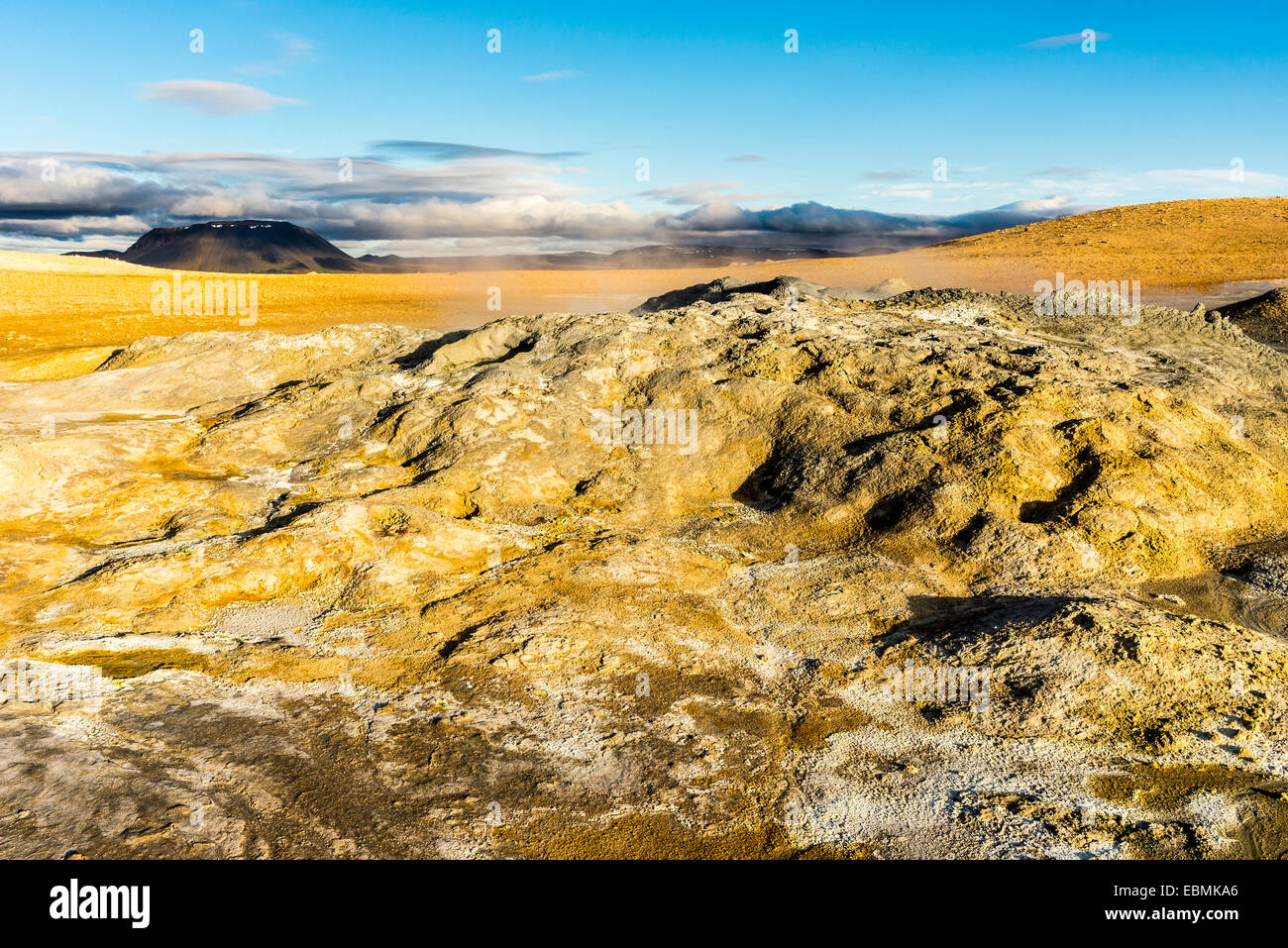 Solfatare, fumarole, fango pentole, piscine di fango, zolfo e altri minerali, sulla vetta del monte Námafjall, Foto Stock