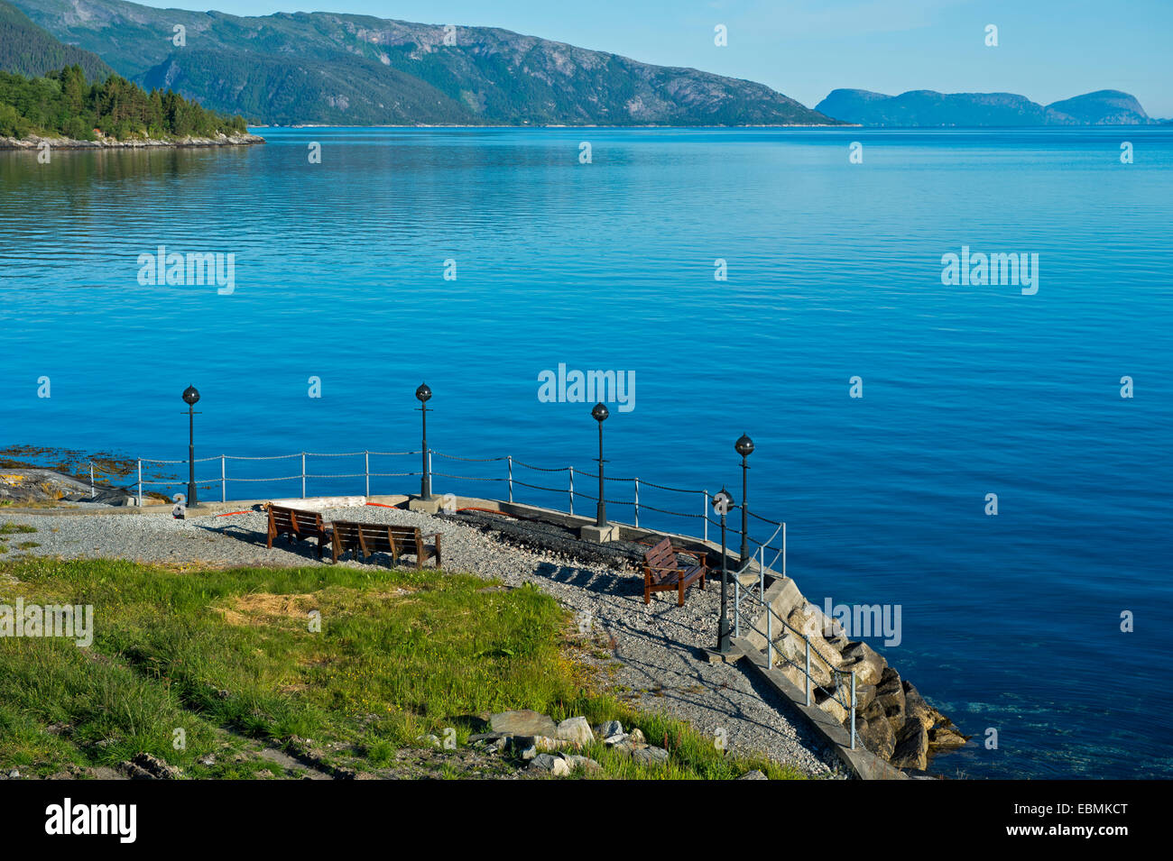 Sulle rive del Sognefjord in Brekke, Sogn og Fjordane, Norvegia Foto Stock