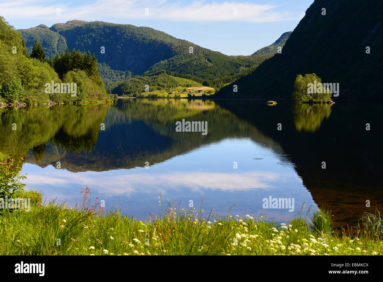 Il lago con la riflessione e le ombre nella contea di Sogn og Fjordane, Norvegia Foto Stock