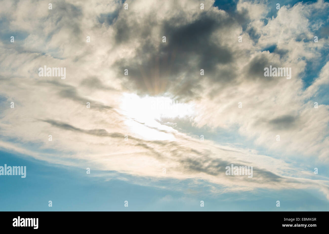 Sole che splende attraverso le nuvole Foto Stock