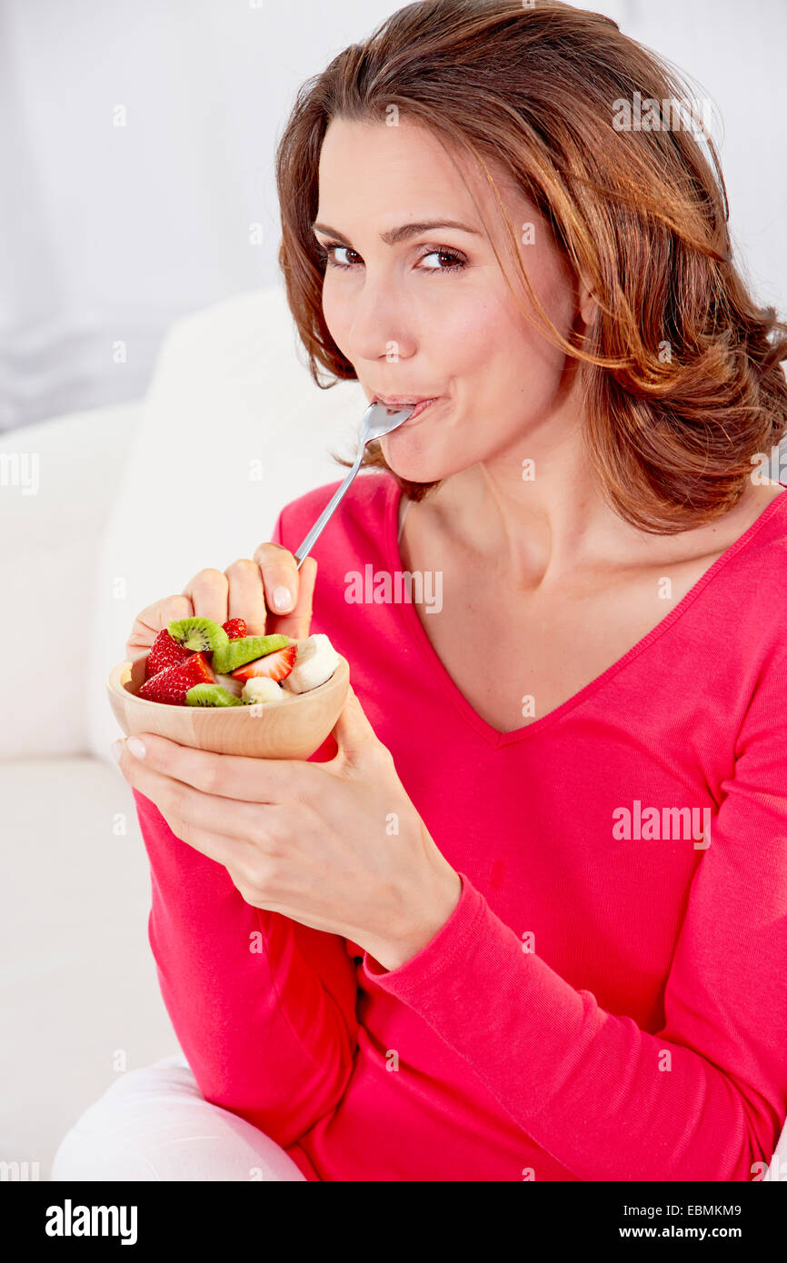 Giovane donna con una ciotola di frutta, Germania Foto Stock