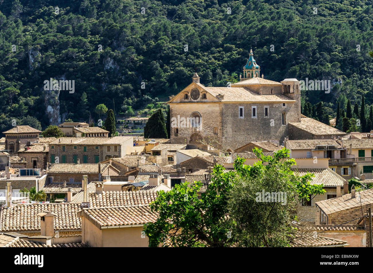 Townscape con la Certosa o il Royal Certosa di Valldemossa, Valldemossa, Balearische isole, Spagna Foto Stock