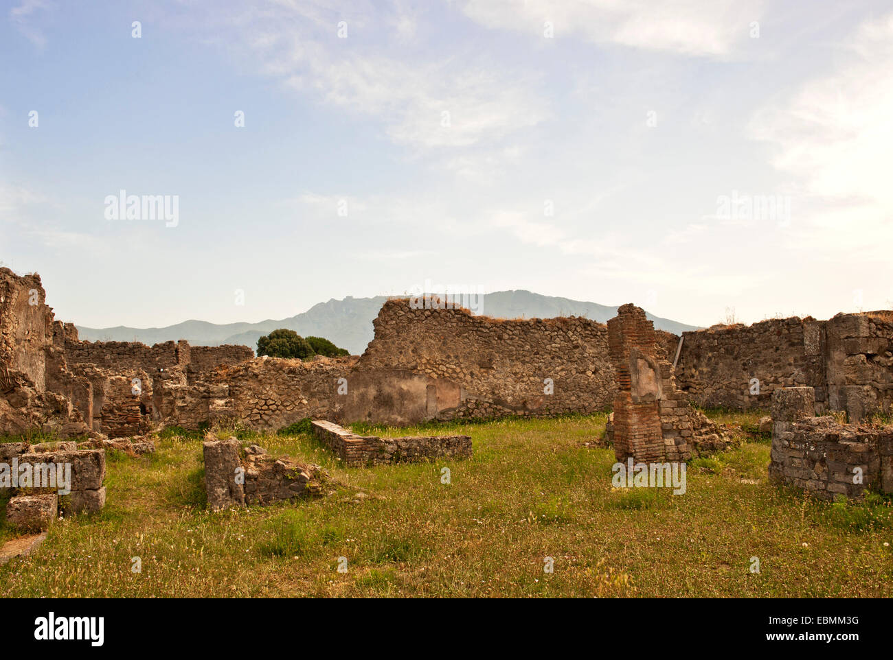 Rovine di Pompei nella parte anteriore dei Monti Lattari mountain range, Pompei, Campania, Italia Foto Stock