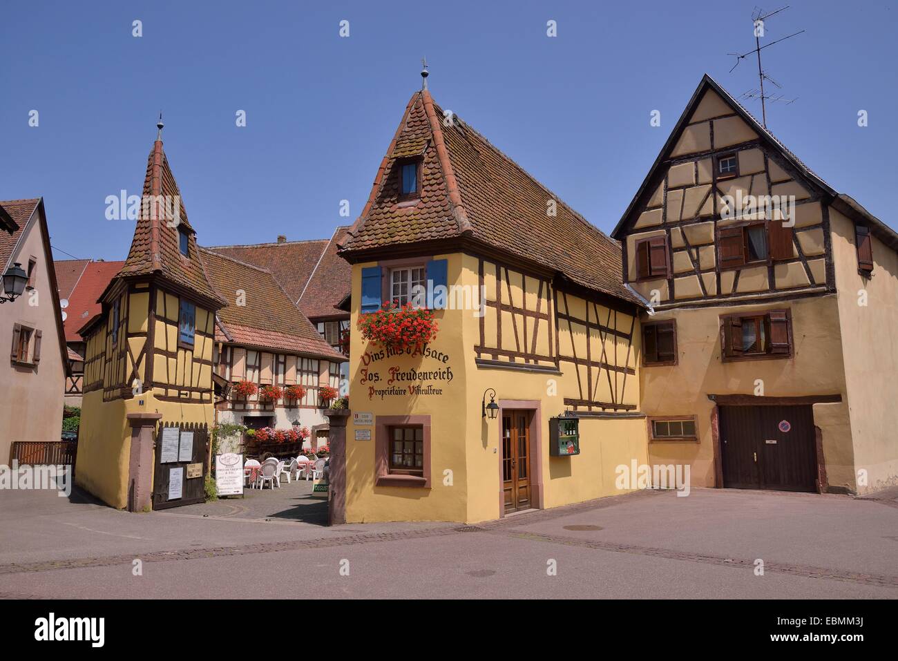 "Freudenreich' Enoteca in Eguisheim, denominato villaggio preferito dei francesi nel 2013, Le Village Préféré, Eguisheim Foto Stock