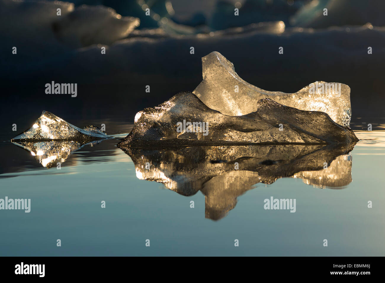 Pezzi di ghiaccio nella luce della sera, riflessione, Jökulsárlón laguna glaciale, ghiacciaio Vatnajokull, Est, Islanda Foto Stock