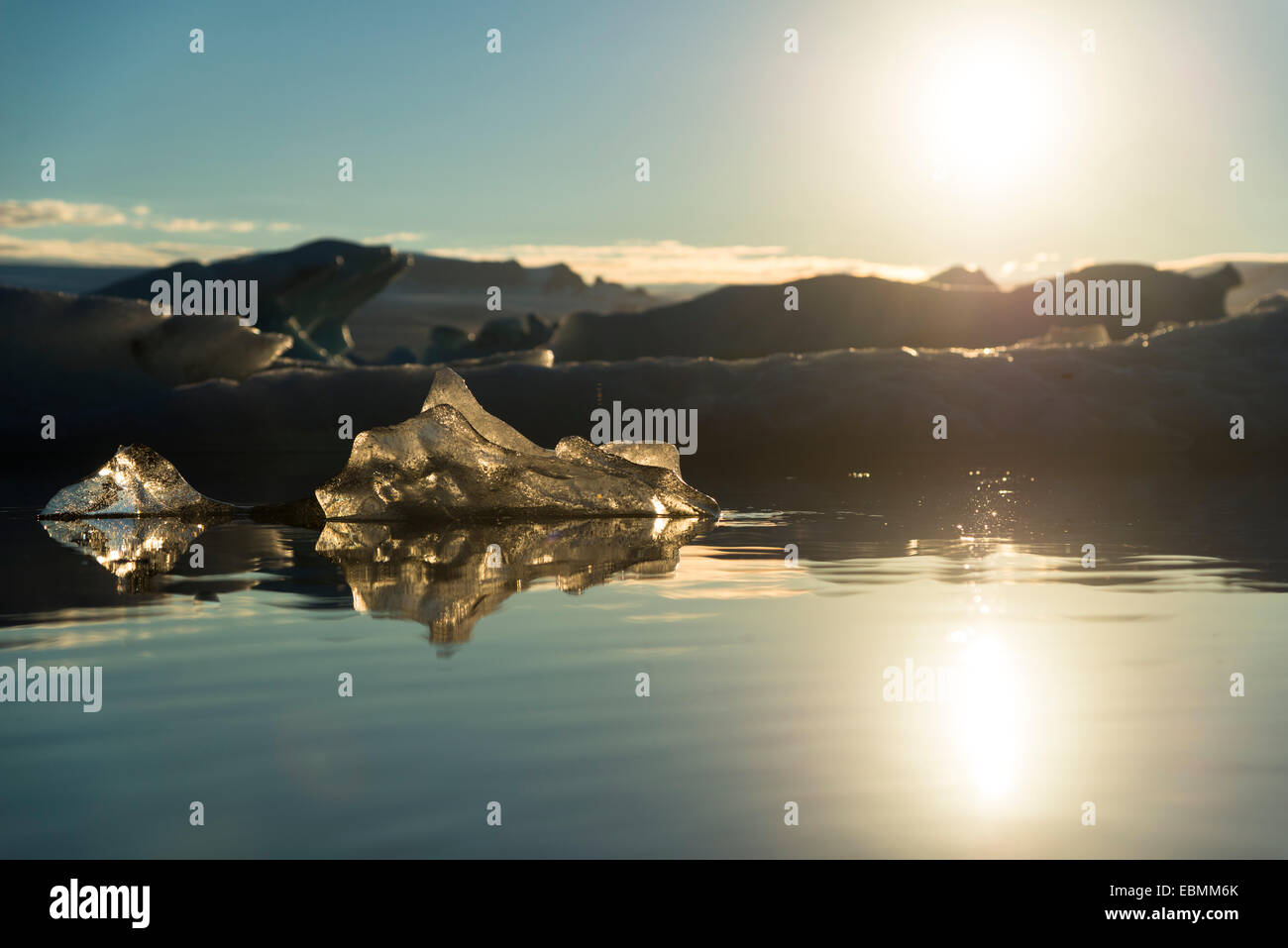 Pezzi di ghiaccio nella luce della sera, riflessione, Jökulsárlón laguna glaciale, ghiacciaio Vatnajokull, Est, Islanda Foto Stock