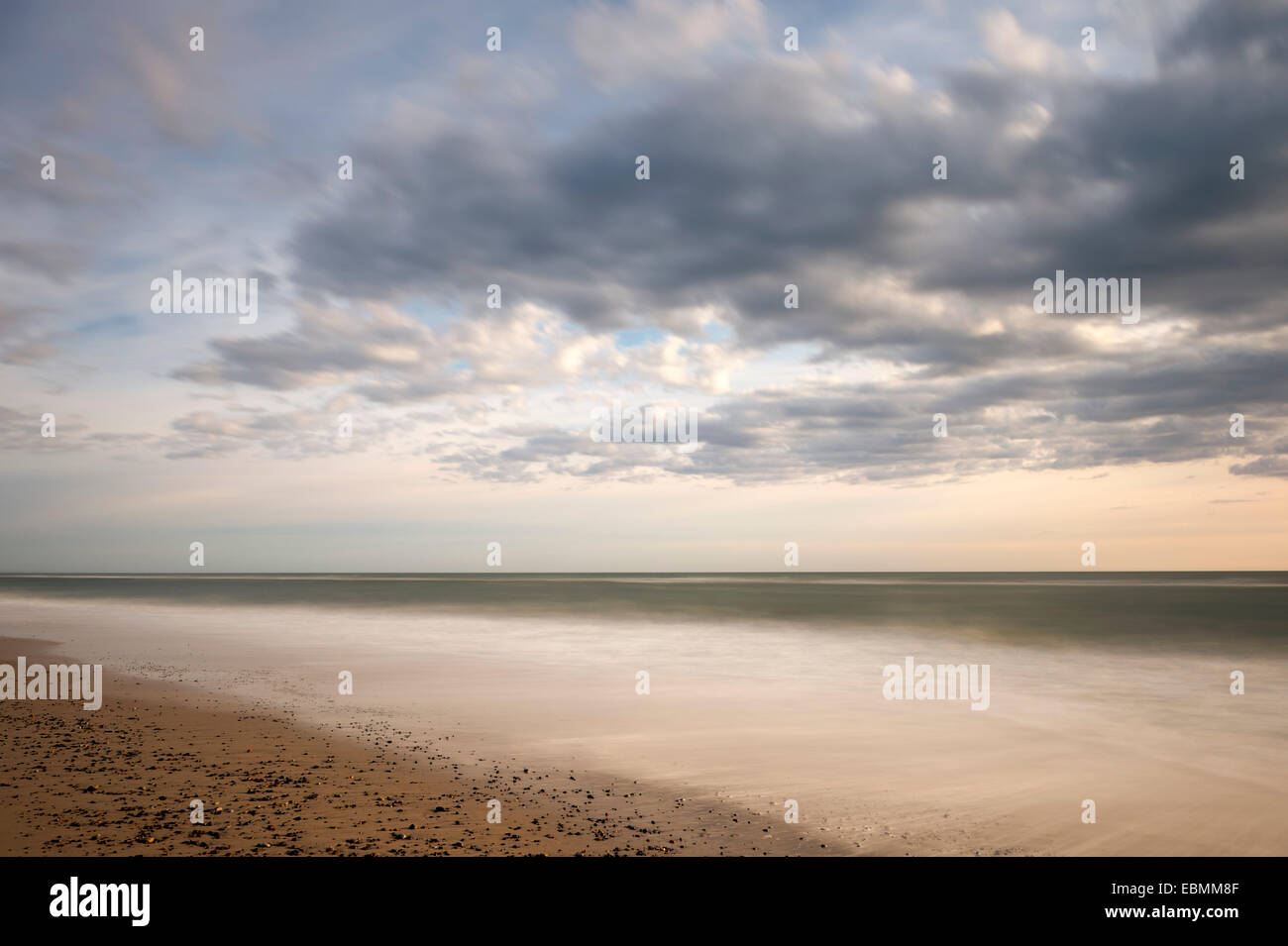 Spiaggia, atmosfera serale sul Mare del Nord, Ringköbing fiordo, Nymindegab, nello Jutland, Danimarca Foto Stock