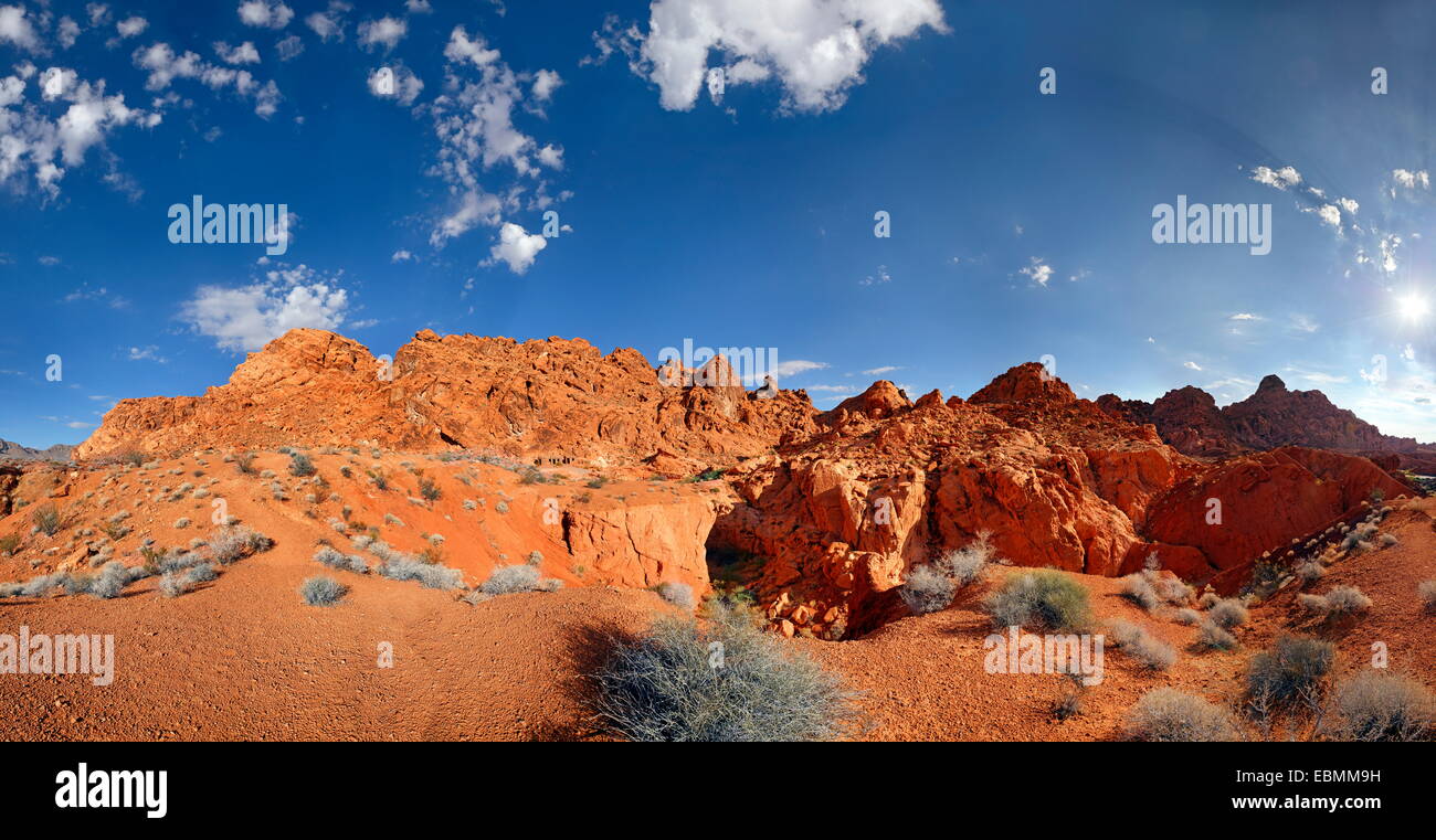 Rosse formazioni arenarie, vista panoramica a cabine, la Valle del Fuoco, Nevada, Stati Uniti Foto Stock