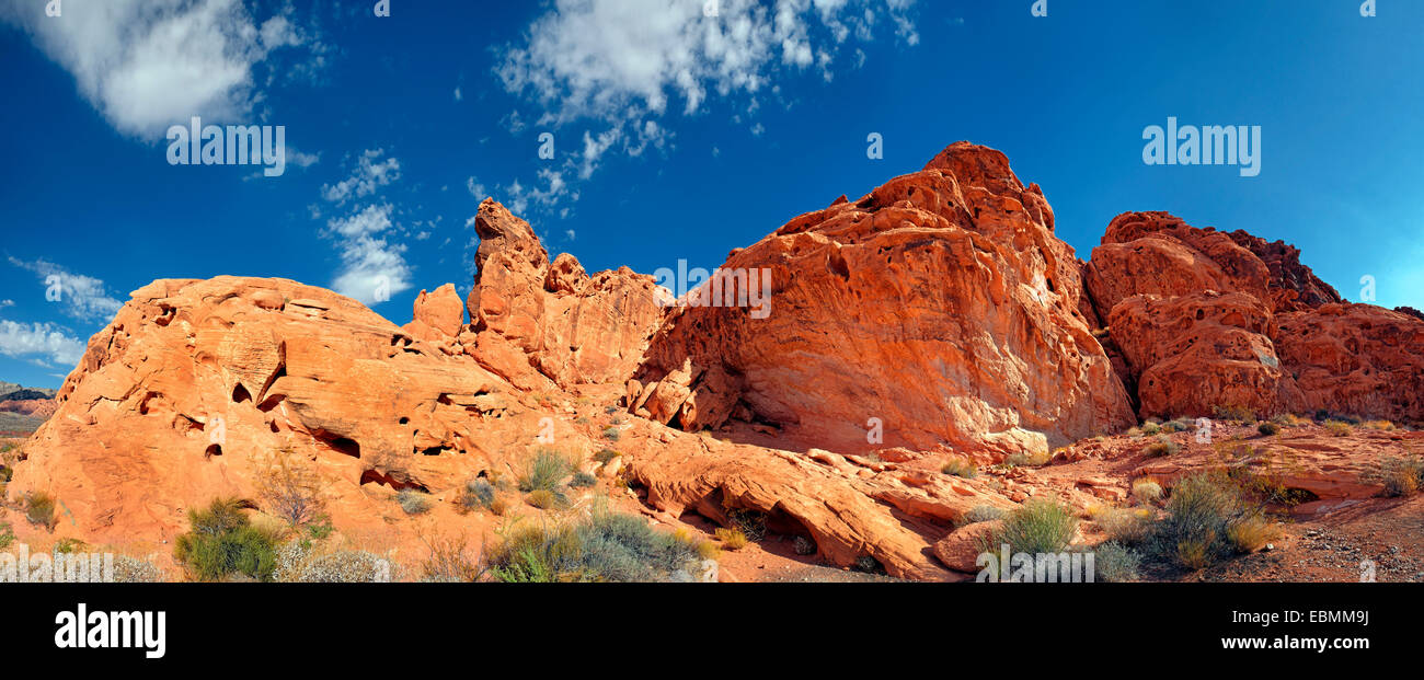Rosse formazioni arenarie, vista panoramica a cabine, la Valle del Fuoco, Nevada, Stati Uniti Foto Stock