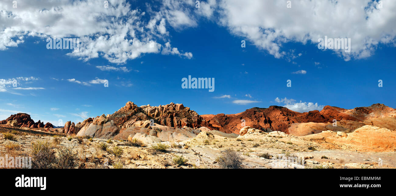 Panorama 360° delle rosse formazioni arenarie a Rainbow Vista cielo con cielo nuvoloso, la Valle del Fuoco, Nevada, Stati Uniti Foto Stock