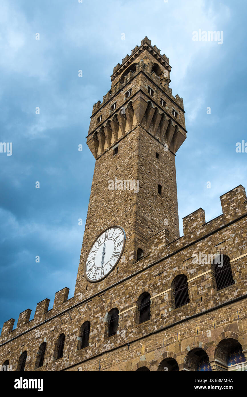 Torre di Arnolfo, orologio con una sola mano, vista in prospettiva dal basso del Palazzo della Signoria o Palazzo Vecchio, Piazza della Foto Stock