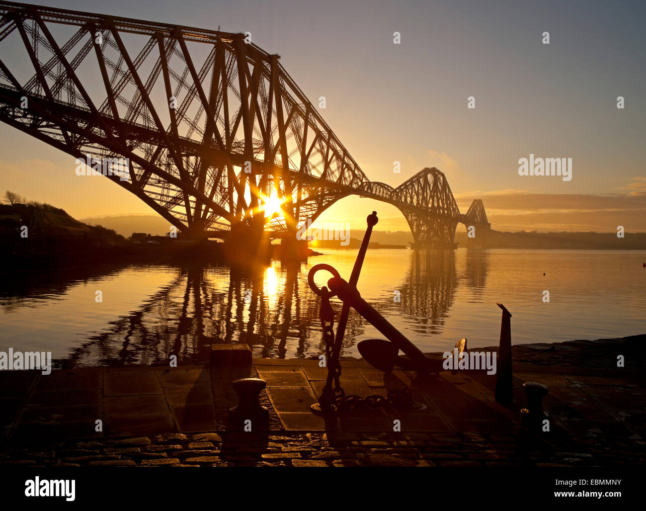 Sunrise, Ponte di Forth Rail, North Queensferry, Fife, Scozia, Regno Unito. Regno Unito meteo. Foto Stock