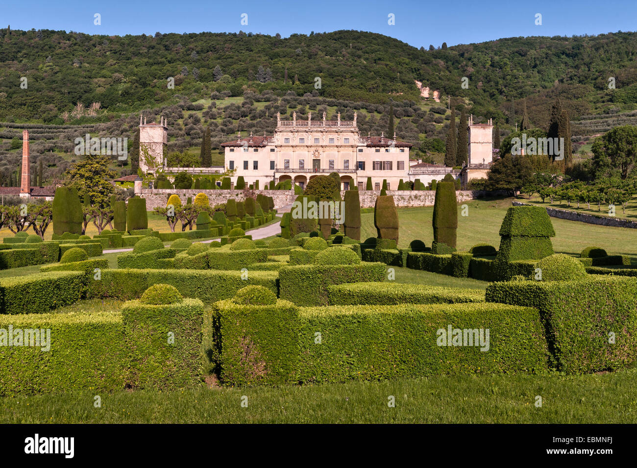 Una vista primaverile di Villa Allegri Arvedi, Cuzzano, Italia. La facciata barocca e i giardini formali con le loro siepi tagliate risalgono al 1656 circa Foto Stock