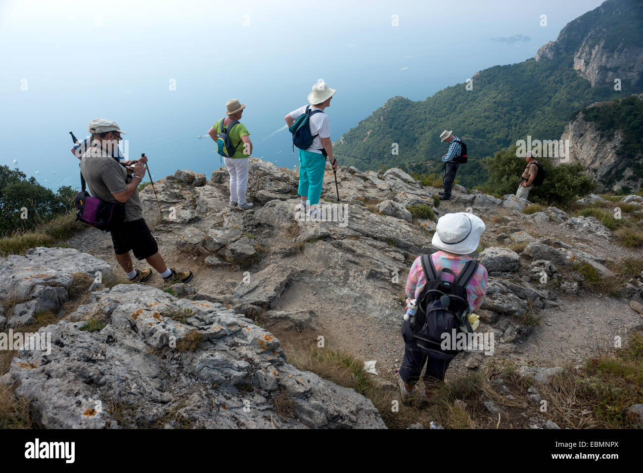 Walkers guardare oltre la costa alta sopra Positano, in Campania, Italia Foto Stock