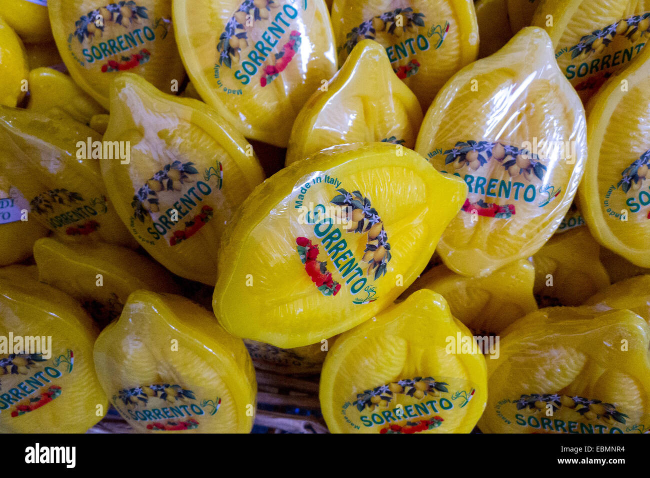 Limone a forma di sapone per la vendita in Sorrento, Italia. Foto Stock