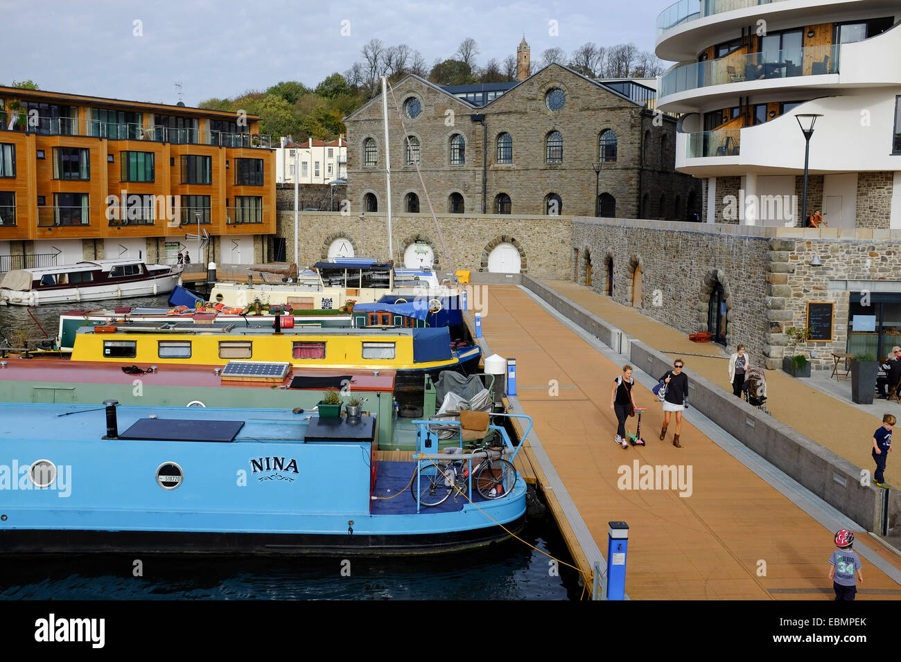 Bristol, Inghilterra - Ottobre 31st, 2014: moderne abitazioni sviluppi miscelato con pietra originale architettura magazzino presso l'acqua Foto Stock