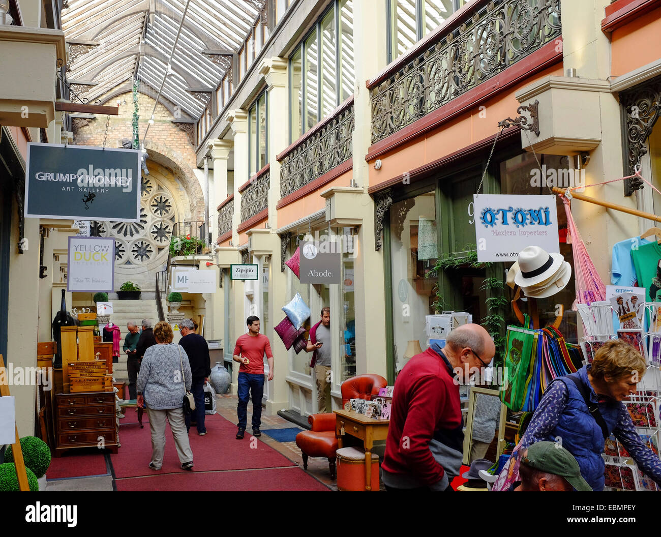 L'interno dell'Clifton Arcade, una piccola vittoriano shopping shopping arcade con una galleria - Clifton, Bristol Foto Stock