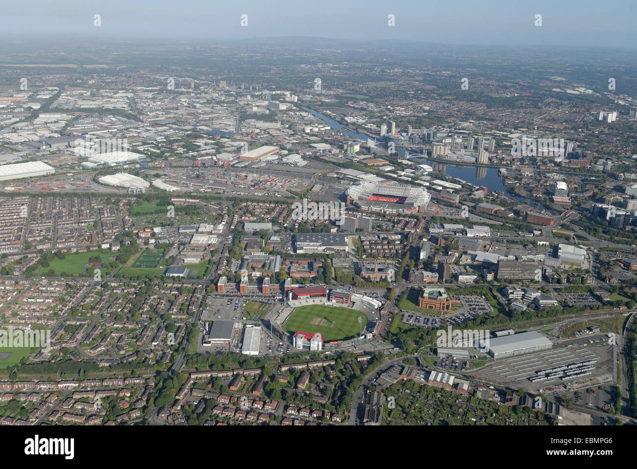 Una veduta aerea del Old Trafford e il Trafford Park aree di Manchester che mostra sia il calcio e il cricket motivi. Foto Stock