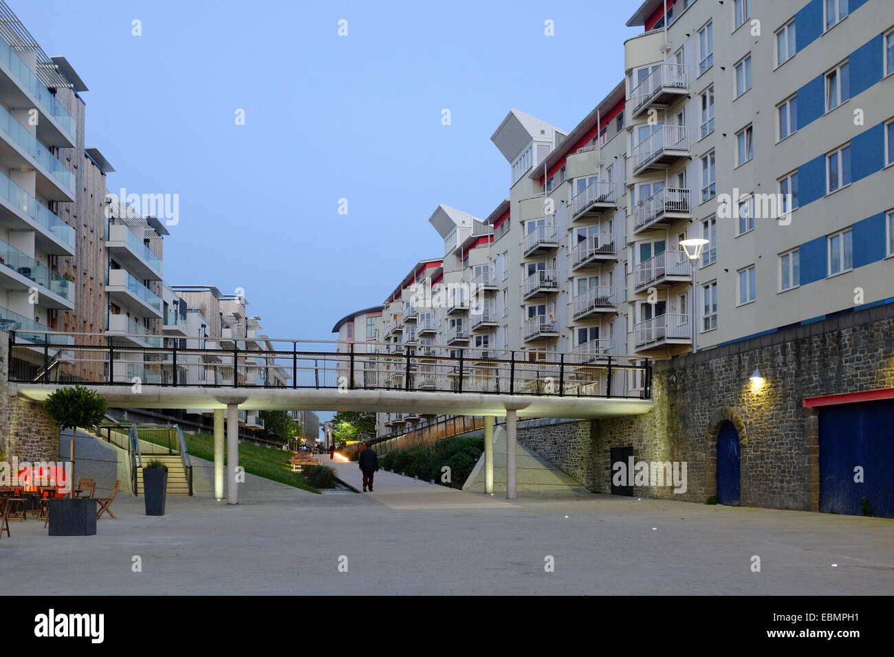 Bristol, Inghilterra - Ottobre 31st, 2014: dalla zona pedonale del millennio Promenade , foderato con appartamenti, Canon di Marsh, Bristol Foto Stock