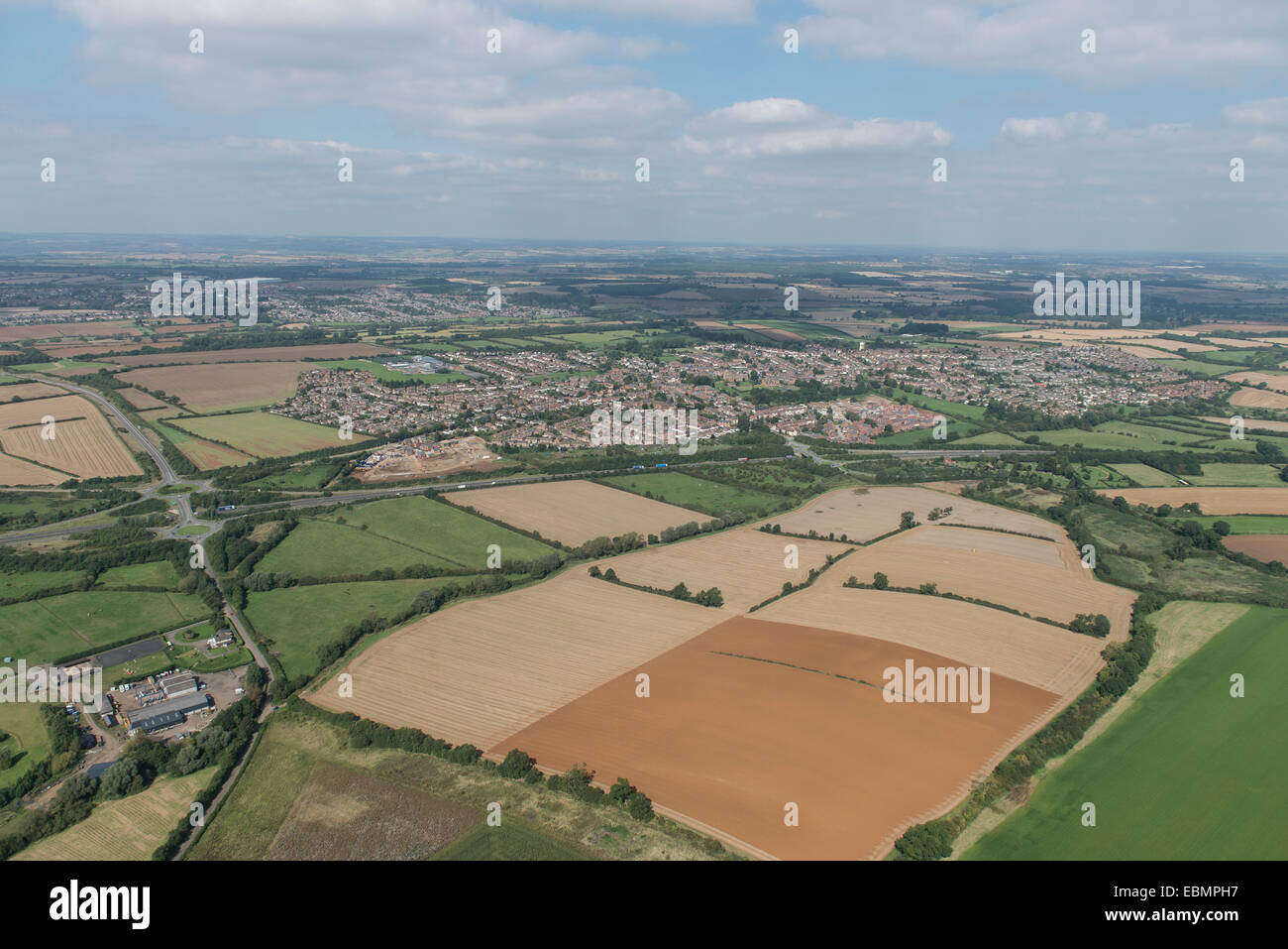 Una veduta aerea del Northamptonshire città di Regal e la campagna circostante in una limpida giornata estiva Foto Stock