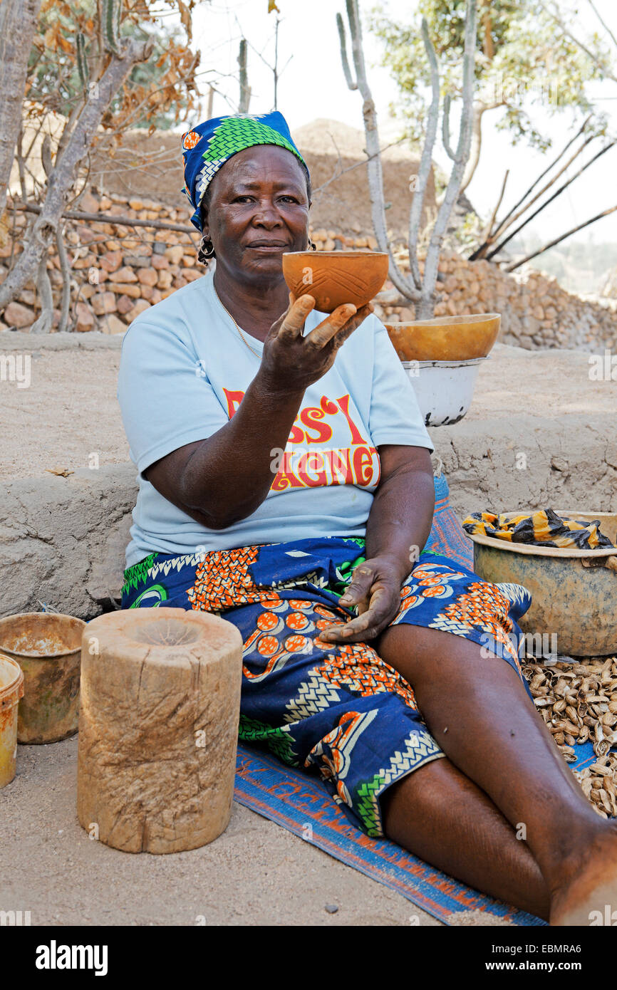 Donna del Kapsiki gruppo etnico la fabbricazione di ciotole di creta, sterco di vacca e sterco di capra, Rhumsiki, estremo Nord, Camerun Foto Stock