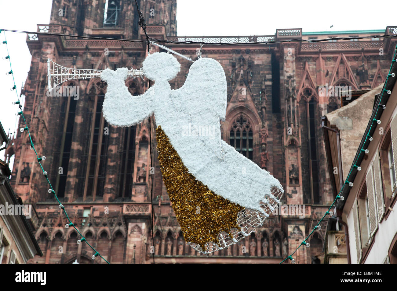 Strasbourg Christmas Angel fuori la cattedrale di Strasburgo. Foto Stock