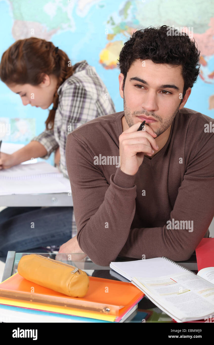 Studente nel lavoro di classe Foto Stock