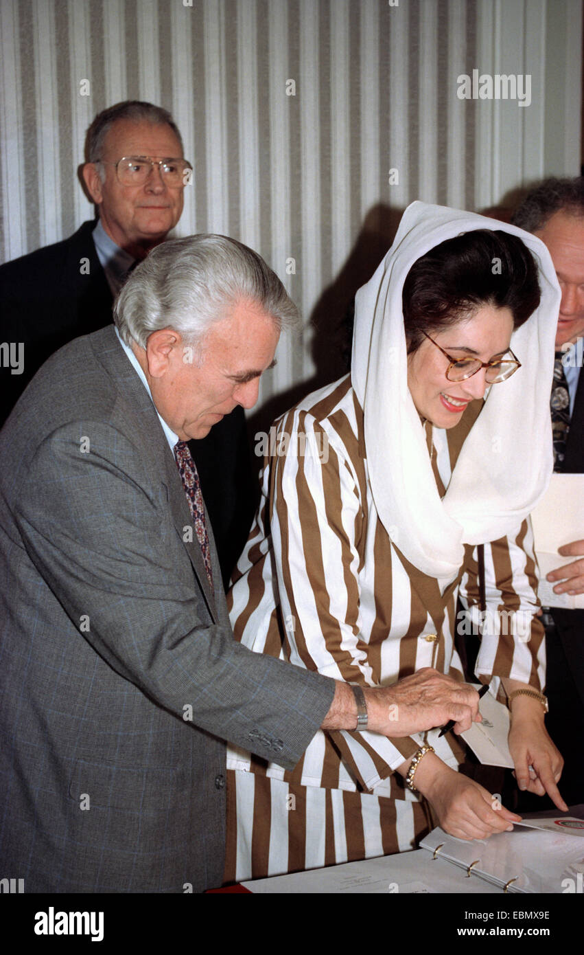 Noi Casa Relazioni internazionali presidente Ben Gilman con il Pakistan il Primo Ministro Bhutto Benizar come lei Firma il libro degli ospiti prima di un incontro in Campidoglio il 6 aprile, 1995 a Washington, DC. Foto Stock