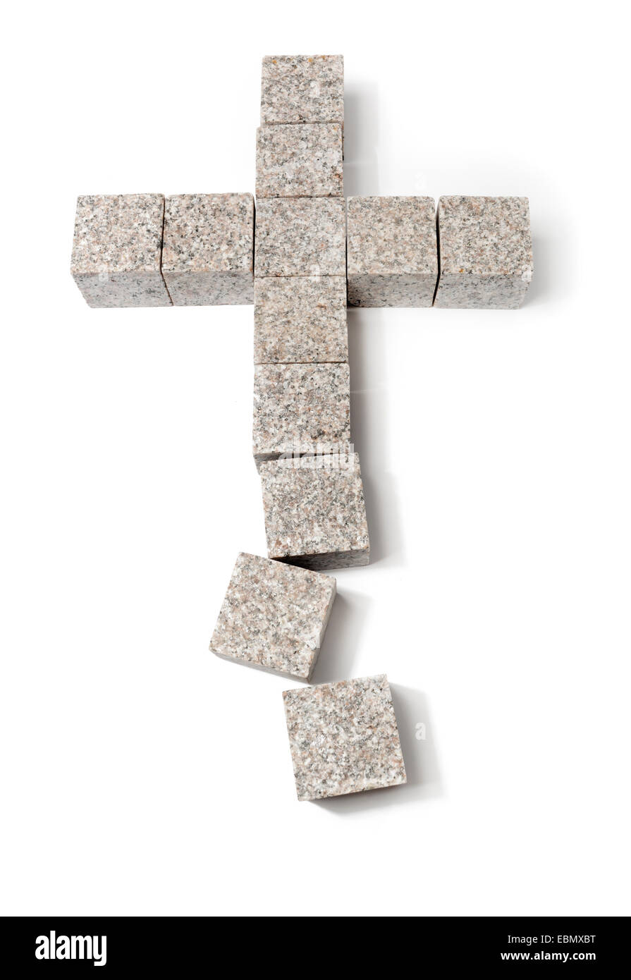Rotto una croce cristiana fatta di blocchi di granito Foto Stock