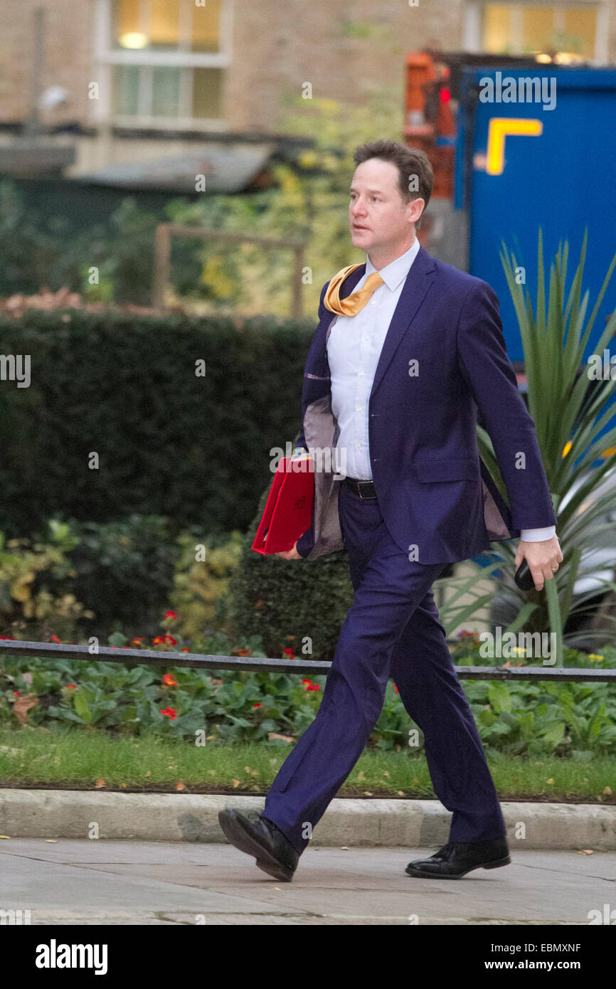 Westminster, Londra, Regno Unito. Il 3° dicembre 2014. Il vice primo ministro Nick Clegg arriva al 10 di Downing Street per il cabinet briefing prima il Cancelliere George Osborne offre la sua dichiarazione d'autunno Credito: amer ghazzal/Alamy Live News Foto Stock