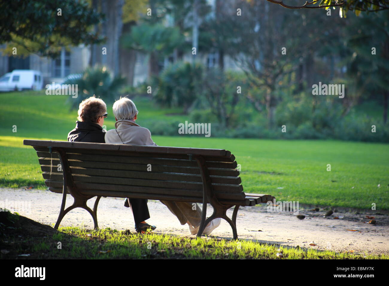 Due senior seduto su un banco di lavoro Foto Stock