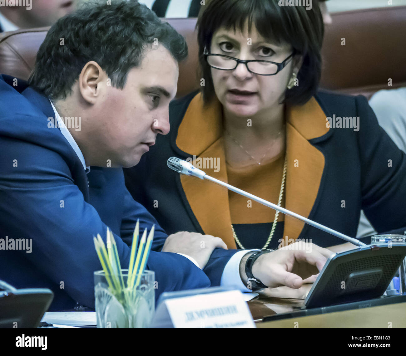 Dicembre 3, 2014 - Il Ministro dell'economia Aivaras Abromavicius e il ministro delle Finanze Natalia Yaresko -- Mercoledì 3 dicembre? 2014 a Kiev nella costruzione del cabinet ha iniziato la prima riunione del nuovo governo. La riunione è stata aperta dal Primo Ministro Yatsenyuk.Il Primo ministro ha voluto i capi di ministeri di successo. ''Ancora una volta desidero congratularmi con i nuovi ministri quei ministri che hanno ricevuto la cittadinanza ucraino, grazie per aver scelto non solo per ottenere la cittadinanza ma anche per imparare la lingua, '' - ha detto.Yatsenyuk ha anche detto che entro la fine di questa settimana il governo Foto Stock