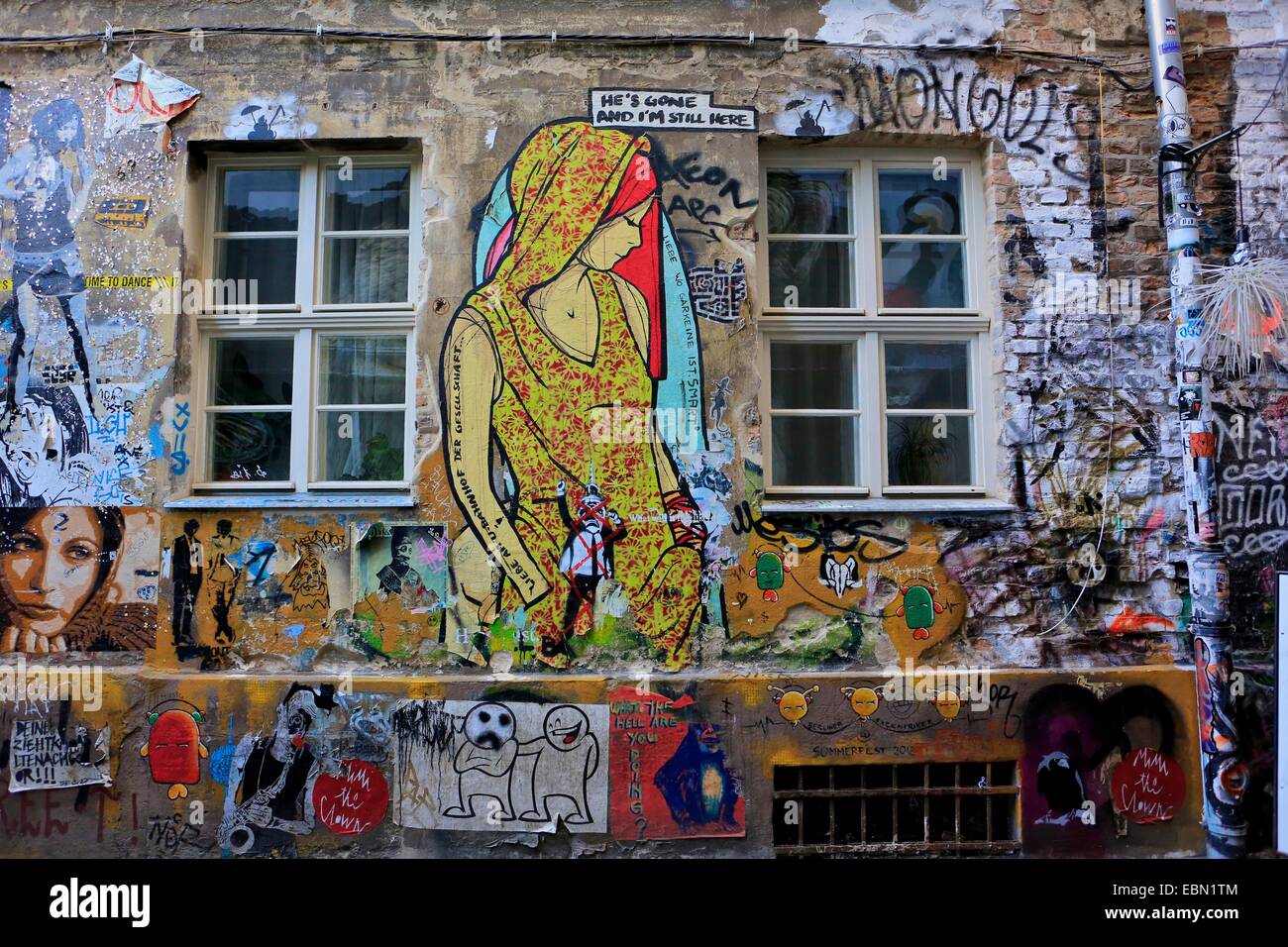 Architettura comunista della Germania orientale coperta di graffiti in un quartiere artistico di Berlino vicino al mercato Hackescher Foto Stock