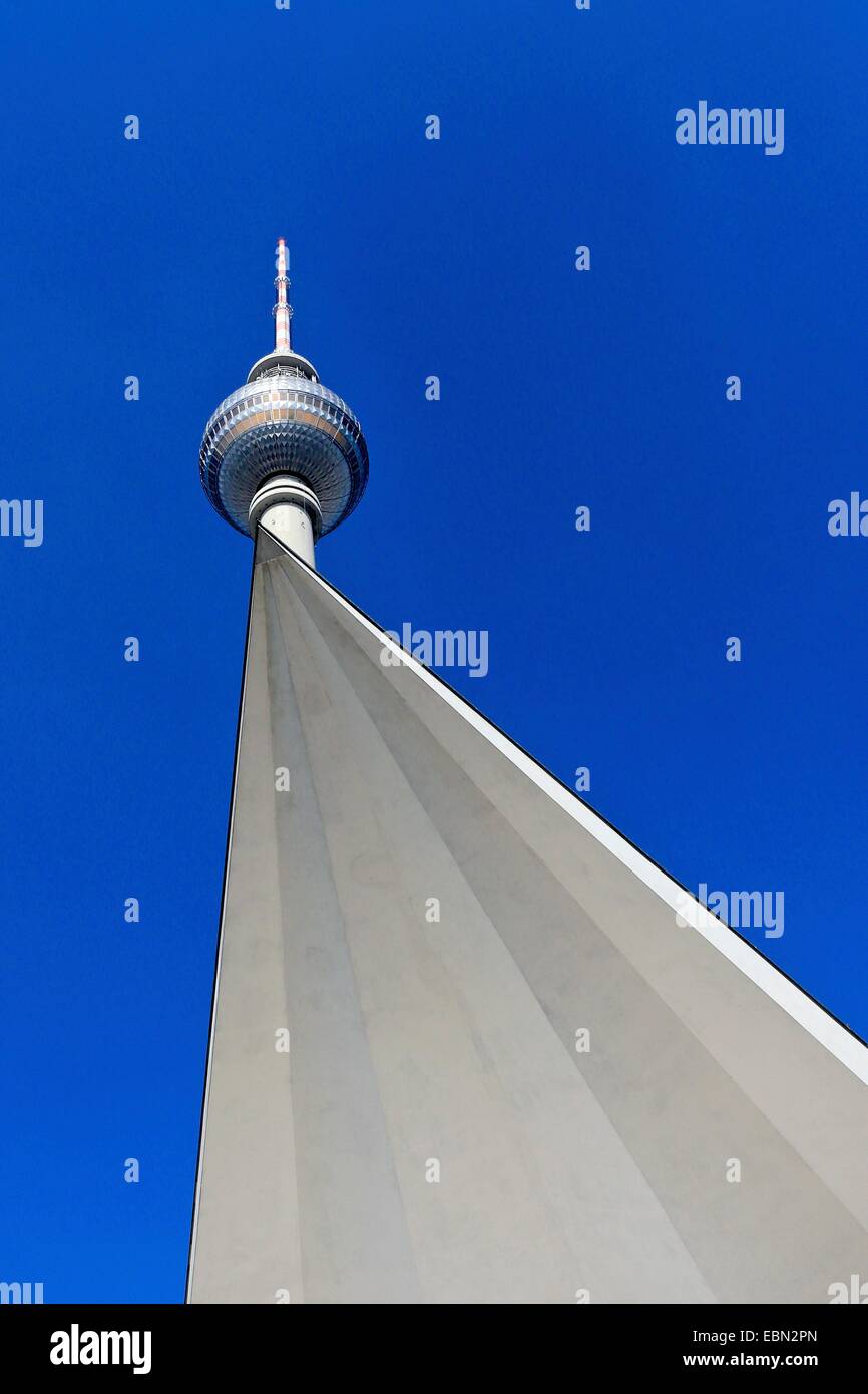 Una vista astratta della torre della televisione di Berlino e del portico triangolare dell'edificio d'ingresso. La torre della televisione è conosciuta anche come la torre sputnik Foto Stock