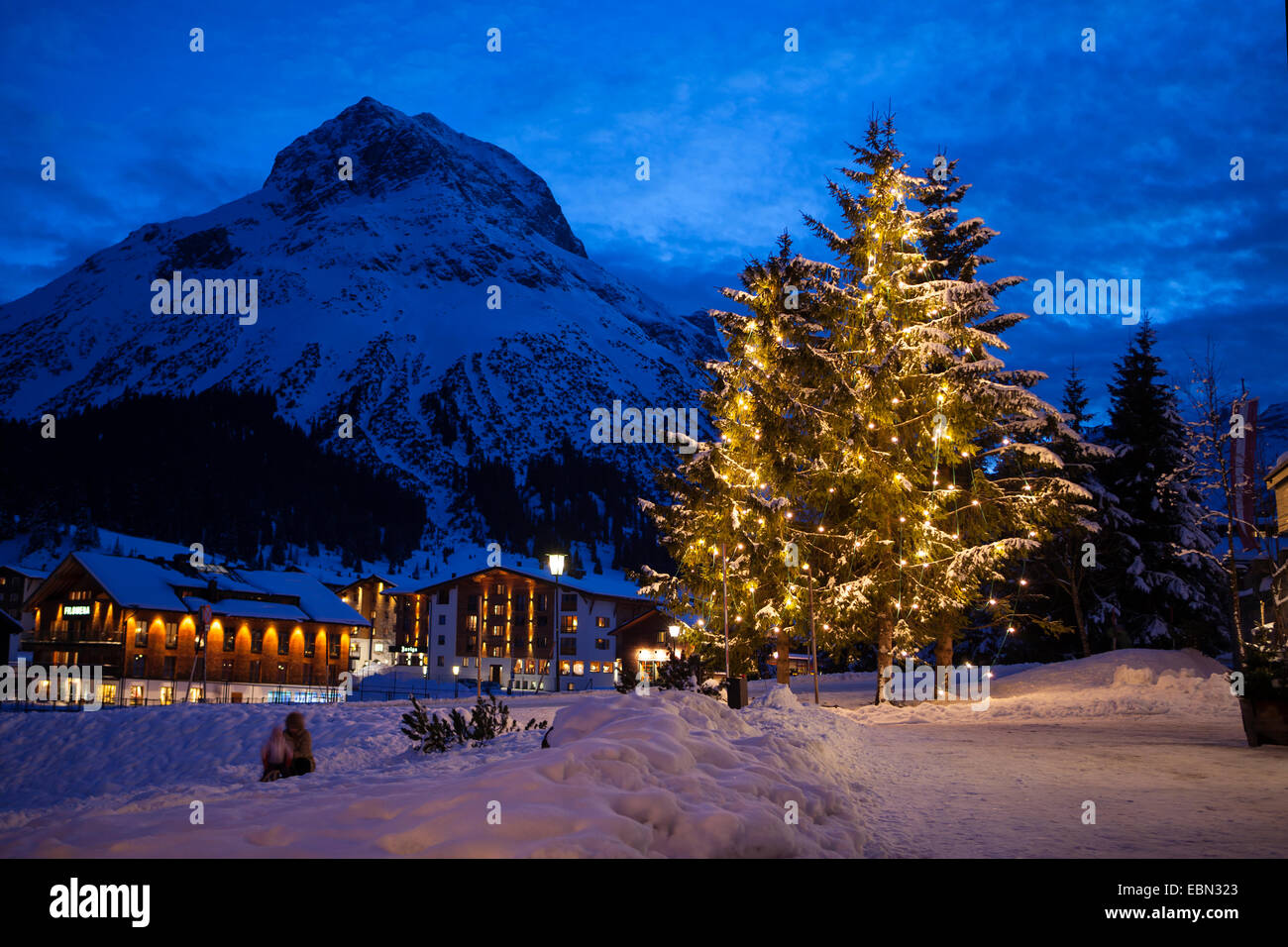 Resort sciistico di notte, Austria Foto Stock