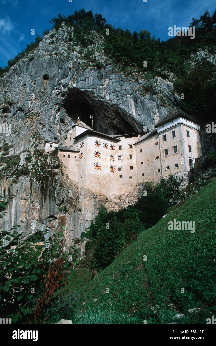 Storica grotta castello; Predjamski grad, Slovenia, Julische Alpen Foto Stock