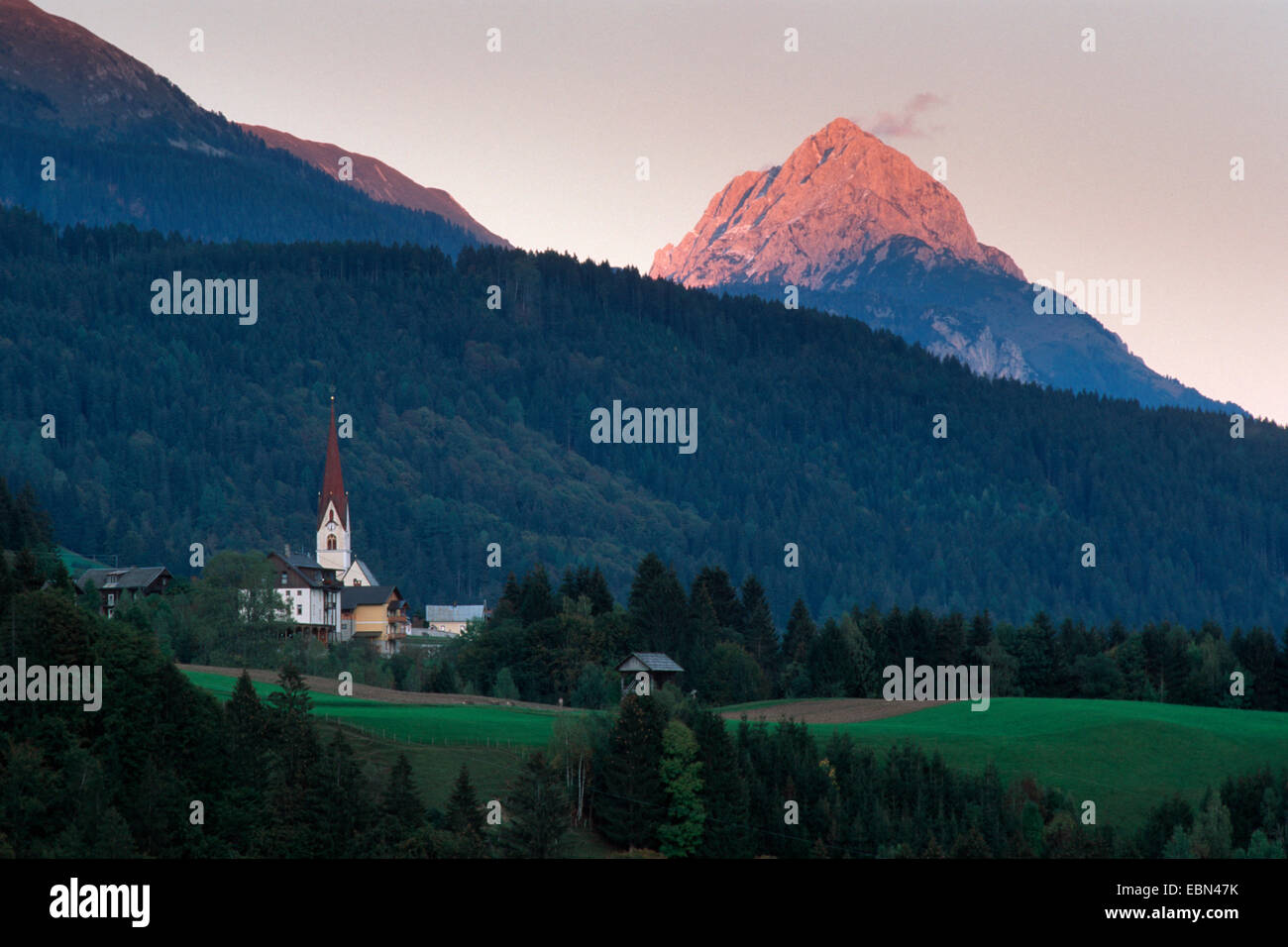 Piccolo villaggio dentro le montagne dolomitiche, Austria, Dolomiti Foto Stock
